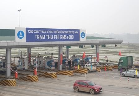 Từ chối phục vụ xe trốn phí cao tốc Trạm thu phí tại điểm vào cao tốc Nội Bài - Lào Cai đầu tiên trên địa phận Hà Nội. Ảnh: Dân Trí
