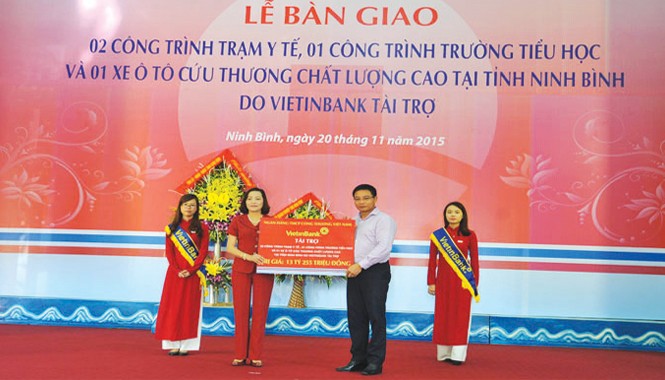 VietinBank tài trợ 13,2 tỷ đồng cho tỉnh Ninh Bình Chủ tịch HĐQT VietinBank trao biển tài trợ cho tỉnh Ninh Bình.