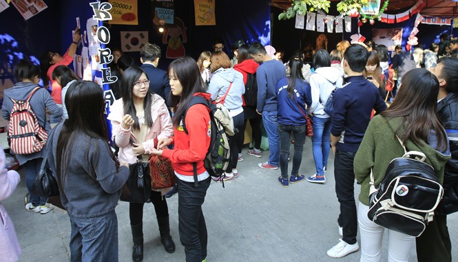 Xếp hạng đại học: Khó phân tầng, lo 'đôn' hạng Sinh viên ĐH Bách khoa Hà Nội giao lưu với sinh viên nước ngoài trong khuôn viên trường. Ảnh: Ngọc Châu.
