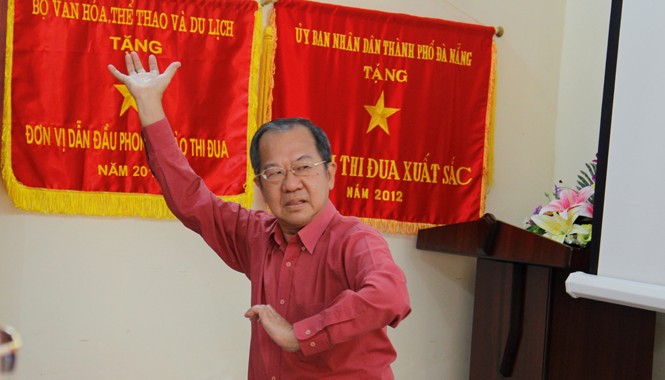 Đưa nghệ thuật sân khấu dân tộc vào trường học GS.TS Chua Soo Pong mô tả động tác dứt khoát trong nghệ tuồng của Việt Nam mà ông rất thích. Ảnh: Thanh Trần.