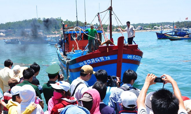 Ngư dân bị bắn chết trên vùng biển Trường Sa Ngư dân Quảng Ngãi hành nghề ở vùng biển Hoàng Sa, Trường Sa. Ảnh: Zing