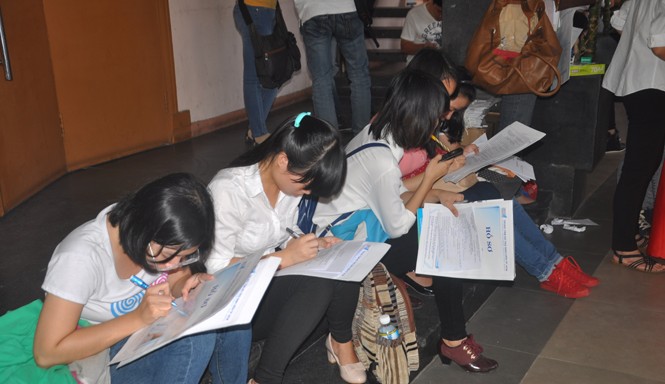 Cử nhân làm phục vụ nhà hàng Sinh viên tốt nghiệp ra trường tìm việc làm trong một buổi phỏng vấn. Ảnh: N.D.
