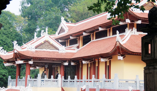 Khi 'tiếng nói tổ tiên' bị xâm hại Đoàn thanh tra liên ngành khảo sát công trình không phép tại chùa Hương. Ảnh: Toan Toan.