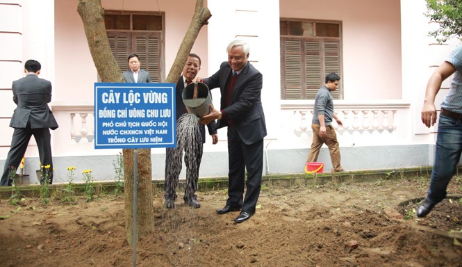'Anh cả đỏ' làng vật tư nông nghiệp Phó Chủ tịch Quốc hội Uông Chu Lưu trồng cây lưu niệm tại khuôn viên Tổng Cty nhân kỷ niệm 55 năm ngày thành lập Tổng Cty và đón nhận Huân chương Ðộc lập hạng Nhất tháng 12/2015.