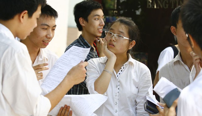 Những điểm mới nhất của thi tốt nghiệp và tuyển sinh 2016 Thí sinh trao đổi cách làm bài sau giờ thi THPT quốc gia 2015. Ảnh: Hồng Vĩnh.