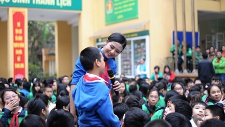 Hoa hậu Ngọc Hân tham gia MV 'Tết sẻ chia, Tết yêu thương' Hoa hậu Ngọc Hân cùng các em thiếu nhi tham gia chương trình “Tết sẻ chia, Tết yêu thương”.