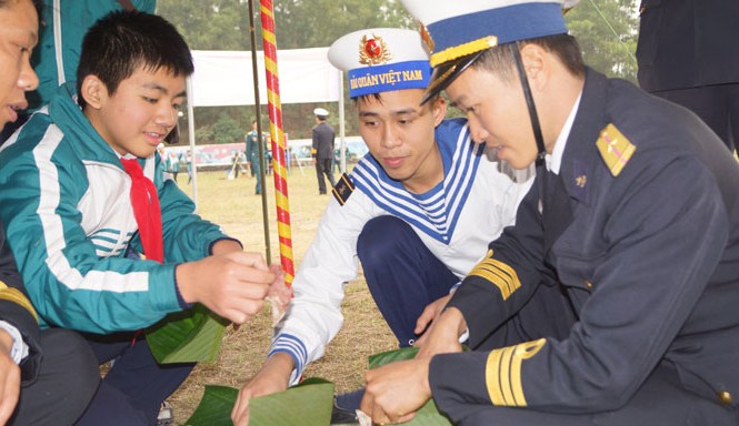 Nhiều hoạt động ấm áp tình quân dân dịp Tết Cán bộ, chiến sĩ Lữ đoàn Hải quân đánh bộ 147 và các em học sinh cùng gói bánh chưng tặng người nghèo đón Tết. Ảnh: Nguyễn Minh.
