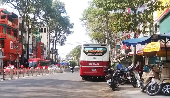 Bến cóc, xe dù nháo nhác ở nội đô Sài Gòn Xe Thành Bưởi dừng đậu dưới lòng đường Lê Hồng Phong để đón khách. Ảnh: Ngô Bình.
