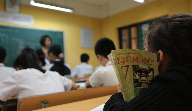 Có lỗi với lịch sử nếu không đưa đầy đủ vào SGK Giờ học môn Lịch sử tại một trường THCS. Ảnh: Hải Nguyễn.