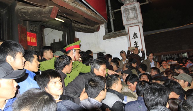 'Dẹp loạn lễ hội, Chính phủ cần vào cuộc' Công an vất vả giữa biển người ở đền Trần. Ảnh: Trường Phong.