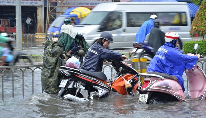 Lát đá vỉa hè, mua xe triệu đô chống ngập ở TPHCM: Sai lầm! TPHCM bị ngập nặng cuối năm 2015.