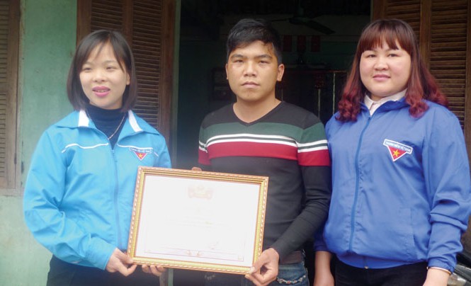Không tham của rơi Anh Đàm Sỹ Nguyên (giữa) nhận giấy khen của Đoàn Thanh niên. Ảnh: Duy Chiến.