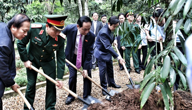 Chủ tịch nước Trần Đại Quang dâng hương tại Khu di tích K9 Chủ tịch nước Trần Đại Quang trồng cây lưu niệm tại Khu di tích K9. Ảnh: Anh Dũng.