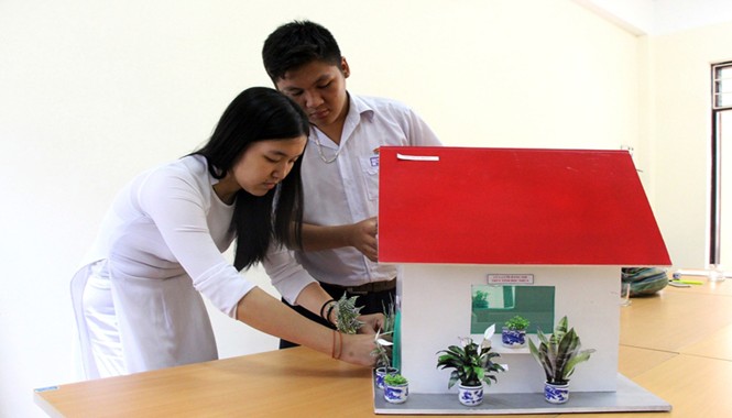 Nhà chống ô nhiễm của Đôi bạn lớp 10 Quánh Đức Huy và Trần Mỹ Duyên với mô hình ngôi nhà giảm thiểu ô nhiễm môi trường cho khu dân cư lân cận bãi rác Khánh Sơn. Ảnh: Đào Phan.