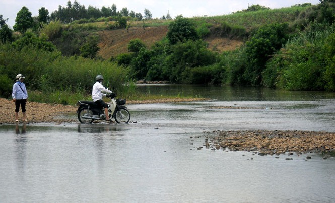 Đối mặt khô hạn kỷ lục 60 năm qua: Sông Ba ngắc ngoải Một đoạn sông trước phải đi đò, nay dễ dàng vượt qua bằng xe máy.