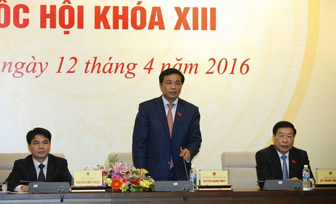 Làm nhân sự 'rất suôn sẻ, không bị động' Ông Nguyễn Hạnh Phúc chủ trì buổi họp báo. Ảnh: Như Ý.