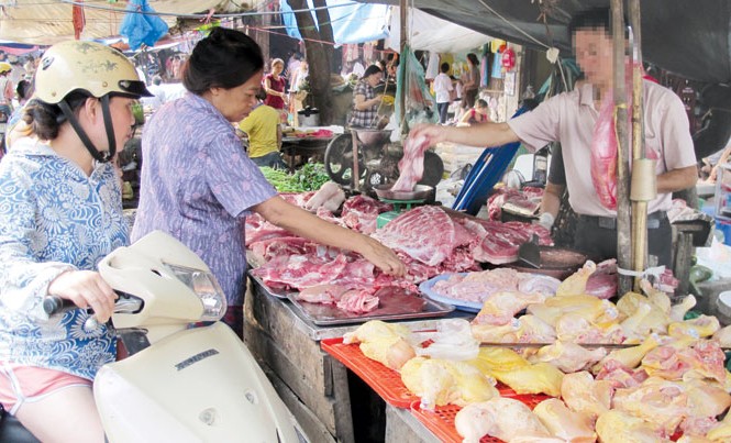 Lạm dụng kháng sinh trong chăn nuôi: Nguy cơ gây nhờn thuốc, vô sinh Ăn thịt có tồn dư kháng sinh thường xuyên sẽ dẫn đến tình trạng nhờn thuốc, thậm chí gây lệch lạc giới tính của trẻ nhỏ. Ảnh: Phạm Anh.