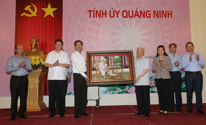 Phải 'nhốt' quyền lực để phòng tham nhũng Tổng Bí thư Nguyễn Phú Trọng tặng bức tranh Bác Hồ cho Đảng bộ, chính quyền, quân và dân tỉnh Quảng Ninh. Ảnh: TTXVN.