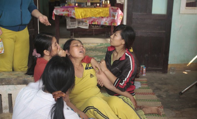 Một buổi sáng viếng 9 đám tang học trò Bà Ngô Thị Hai khóc ngất bên quan tài con trai Nguyễn Minh Hoàng. Ảnh: Nguyễn Thành.