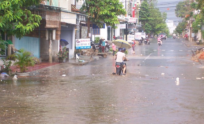 Miền Bắc trở lạnh, đề phòng mưa đá, tố lốc Mưa lớn nước ngập trắng đường ở TP Kon Tum (Kon Tum) chiều 17/4.