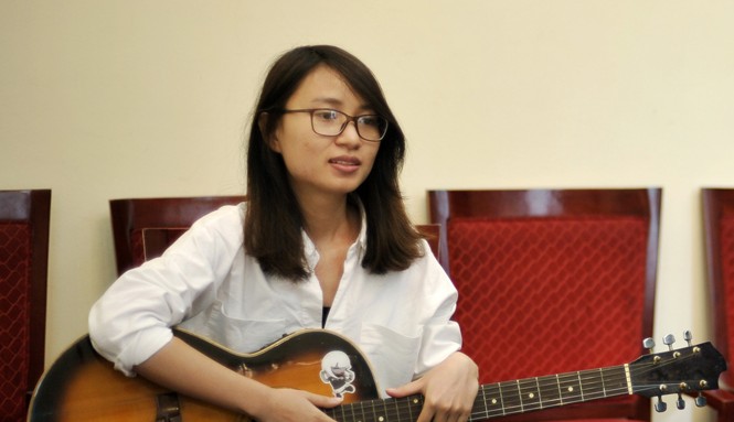 Vì một Trường Sa xanh và bền vững Không chỉ có khả năng văn nghệ, Hoàng Nữ Trà My còn ấp ủ nghiên cứu về kiến trúc nhà ở vùng hải đảo. Ảnh: Xuân Tùng.