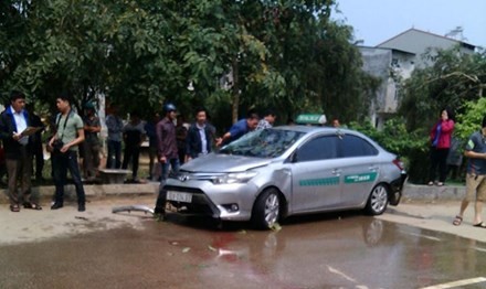 Tin mới vụ 'taxi lao xuống hồ khiến 4 người chết thảm' Chiếc xe được trục vớt