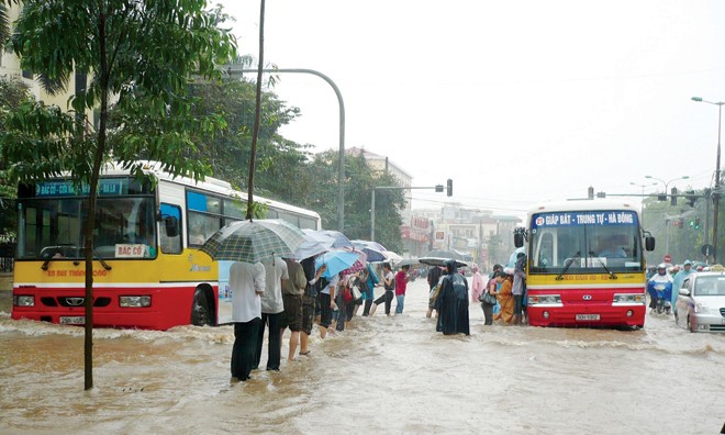 Hà Nội vẫn ngập nặng nếu mưa to Hà Nội còn ngập nặng với những trận mưa trên 100mm/2 giờ. Ảnh: Trọng Đảng.