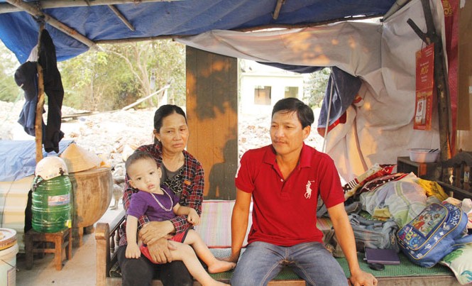 Buộc dân dỡ nhà nhưng không có đất tái định cư Không có đất tái định cư, gia đình anh Đinh Quang Tuấn (tổ 52, thôn Mân Quang, phường Hòa Quý, quận Ngũ Hành Sơn, TP Đà Nẵng) phải sống trong lán trại chật chội sau khi đập bỏ nhà cửa. Ảnh: Thanh Trần.