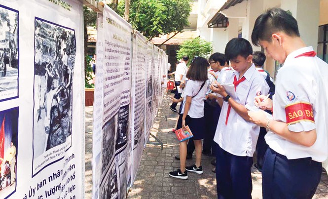 Những lớp học 'lạ' ở Sài thành Học sinh THCS Trần Văn Ơn đang học môn lịch sử qua các tấm áp phích dưới ngay giữa sân trường.