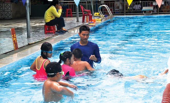 Dạy bơi trong trường học: Đề án 'đắp chiếu', giải pháp nửa vời Học sinh học bơi tại hồ bơi trường THCS Nguyễn Hữu Thọ, quận 7, TPHCM chiều 20/4. Ảnh: Việt Văn.