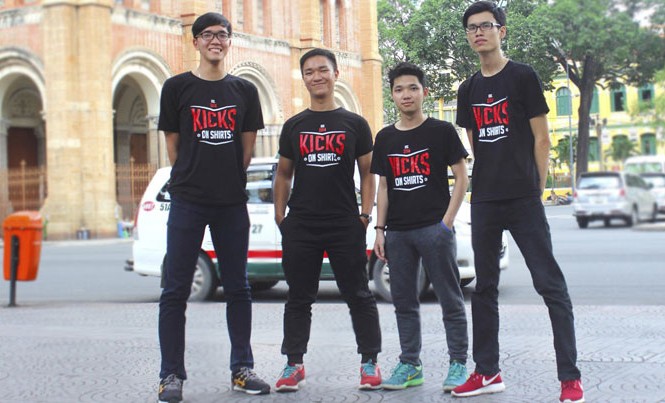 Khởi nghiệp từ thiết kế áo thun Hoàng Quang Minh (thứ 2 từ trái sang) và các thành viên trong nhóm khởi nghiệp.