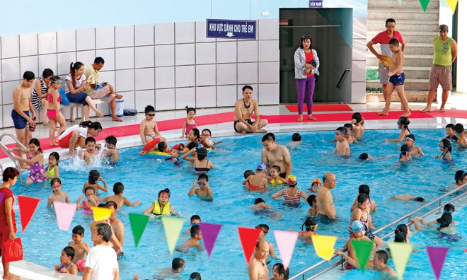 Sẽ xây bể bơi trong các trường học Phụ huynh học sinh cần cho con em học bơi để tránh đuối nước. Ảnh: Như Ý.