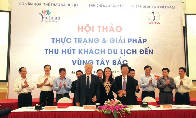 Nới lỏng visa, lập quỹ quốc gia để đẩy nhanh du lịch Ban chỉ đạo Tây Bắc, Hiệp hội du lịch Việt Nam và Tổng công ty Hàng không Việt Nam (ông Trịnh Ngọc Thành đứng hàng đầu, ngoài cùng bên phải) thống nhất ký thỏa thuận hợp tác thu hút khách du lịch đến vùng Tây Bắc.