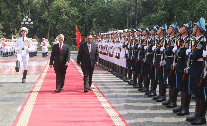 Việt - Lào thúc đẩy quan hệ hợp tác toàn diện Tổng Bí thư Nguyễn Phú Trọng và Tổng Bí thư , Chủ tịch nước Lào Bounnhang Volachith duyệt đội danh dự Quân đội nhân dân Việt Nam. Ảnh: TTXVN.