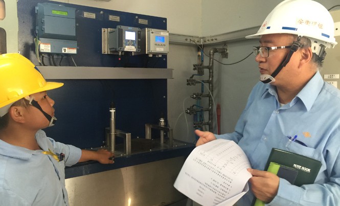 Hóa chất dùng súc rửa đường ống cực kỳ nguy hiểm Ông Hoàng Dật Thuyên đang giới thiệu hệ thống quan trắc tự động của FHS.