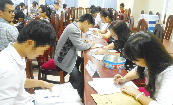 Quan chức đua nhau đi học tiến sĩ Các học viên cao học và nghiên cứu sinh làm thủ tục nhập học.