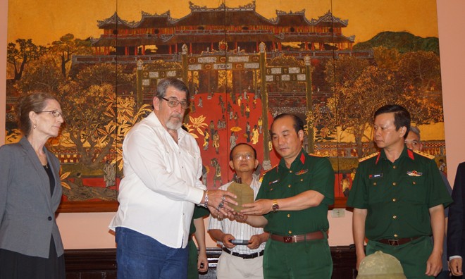 Cựu binh Mỹ trao kỷ vật của liệt sỹ Việt Nam Ông Edward F.Lewis trao lại kỷ vật của liệt sỹ Trần Nhật Ký cho đại diện Bộ Quốc phòng Việt Nam. Ảnh: Nguyễn Minh.