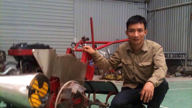 Nông dân trẻ chế tạo máy nông nghiệp đa năng Anh Tạ Đình Huy bên cạnh chiếc máy nông nghiệp đa năng của mình.