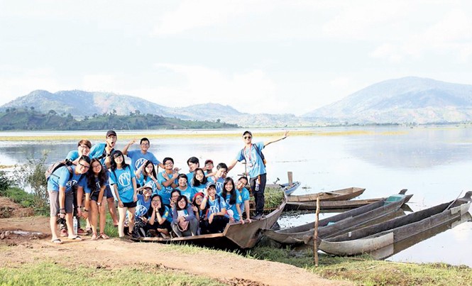 Nữ sinh Việt bốn lần nhận bằng khen Tổng thống Mỹ Các du học sinh Việt Nam trong hành trình xuyên Việt IM Venture trải nghiệm, khám phá quê hương. Ảnh: NVCC.