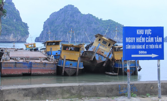 'Đống sắt vụn' hàng trăm tỷ gây ô nhiễm vịnh Hạ Long Dàn tàu sắt đang hằng ngày gây ô nhiễm và làm mất mỹ quan vịnh Hạ Long.