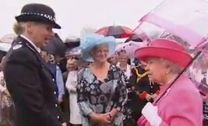 Nữ hoàng Anh chê quan chức Trung Quốc thô lỗ Cuộc nói chuyện giữa Nữ hoàng Elizabeth II với sĩ quan cảnh sát Lucy D’Orsi bị ghi lại và đưa lên báo. Ảnh chụp video.
