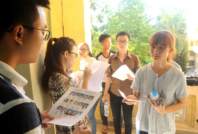 Phần mềm xét tuyển ĐH-CĐ tập trung: Lọc thí sinh ảo? Gọi tên thí sinh vào phòng thi tại trường ĐH Bách Khoa Hà Nội, năm 2015. Ảnh: Như Ý.