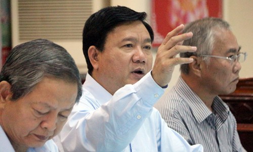 Bí thư Thăng đề nghị cách chức trưởng phòng huyện Hóc Môn Bí thư Thành ủy Đinh La Thăng đề nghị cách chức trưởng phòng huyện Hóc Môn. Ảnh: Vnexpress
