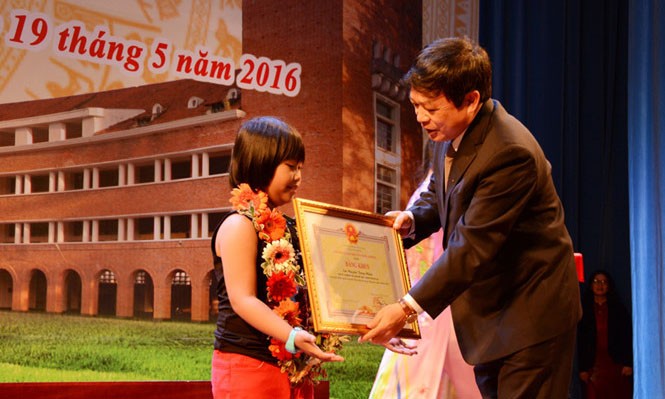 Khen thưởng thần đồng chơi trống Chủ tịch UBND tỉnh Lâm Đồng Đoàn Văn Việt cho Nguyễn Trọng Nhân. Ảnh: Thanh Niên
