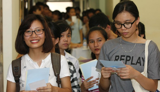 Lời hứa là danh dự, phải thực hiện Sinh viên trường ĐH Sư phạm chờ đến lượt bỏ phiếu tại khu vực bỏ phiếu số 10, phường Dịch Vọng Hậu, quận Cầu Giấy, Hà Nội. Ảnh: Như Ý.