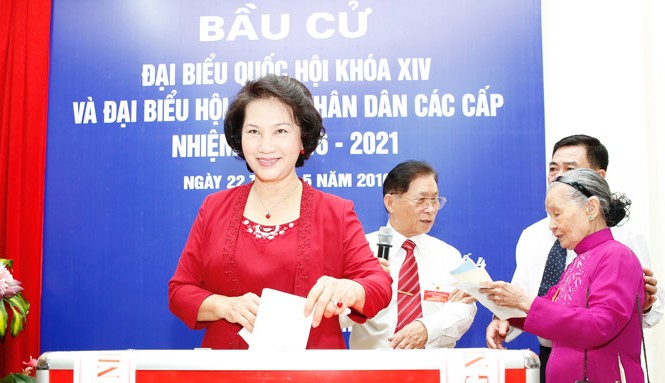 Trao trách nhiệm, gửi hy vọng Chủ tịch Quốc hội Nguyễn Thị Kim Ngân bỏ phiếu tại khu vực bỏ phiếu số 4, phường Vĩnh Phúc, quận Ba Đình, Hà Nội. Ảnh: Hồng Vĩnh.