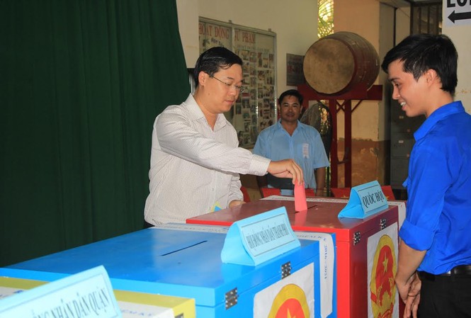 Cuộc bầu cử dân chủ, đổi mới Anh Lê Quốc Phong, Ủy viên dự khuyết Trung ương Đảng, Bí thư thứ nhất Ban chấp hành Trung ương Đoàn thực hiện nghĩa vụ cử tri. Ảnh: Ngô Tùng.