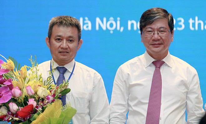 Vietnam Airlines có ban lãnh đạo mới Tân Chủ tịch Hội đồng quản trị Vietnam Airlines Phạm Ngọc Minh (phải) và tân Tổng Giám đốc Vietnam Airlines Dương Trí Thành (trái).