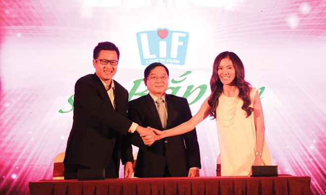Hoa hậu Việt Nam 2016: Tôn vinh lòng nhân ái Đại diện Công ty CP Sữa quốc tế (IDP) ký kết hợp đồng tài trợ với Ban tổ chức.