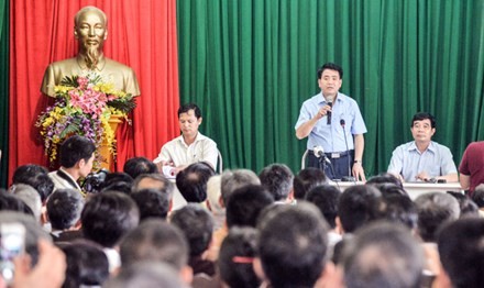 Dân khu rác thải Nam Sơn cho xe vận chuyển vào ra Cuối tuần qua, Chủ tịch UBND TP Hà Nội Nguyễn Đức Chung đã có buổi đối thoại với nhân dân xã Nam Sơn, huyện Sóc Sơn.
